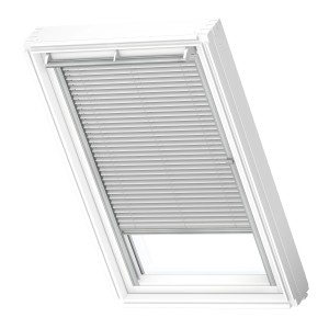 Velux Jalousie, silber gebürstet, für variable Lichtregulierung am Dachfenster.