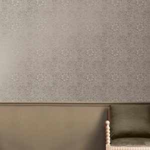 Beige Vliestapete mit floralem Muster 'Marigold Fibrous' von William Morris at Home, 10 m x 52 cm.