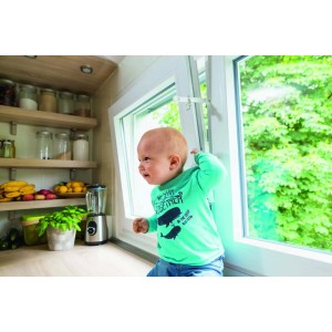 Abus Fensterfeststeller JC7100 Nino als Kindersicherung am Fenster mit Baby im Bild.