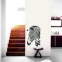 Wandgestaltung mit Marabu Schablone Half Moon: Zebra-Motiv in Schwarz-Weiß an einer weißen Wand.