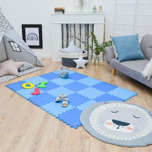 LittleTom Baby & Kinder Schaumstoff-Puzzlematte, 18 Stk, hell- & dunkelblau, 30x30 cm, auf Holzboden.