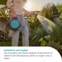 Gardena Schlauchbox Move 10 m in Nutzung: Frau bewässert Garten mit Gartenschlauchwagen.