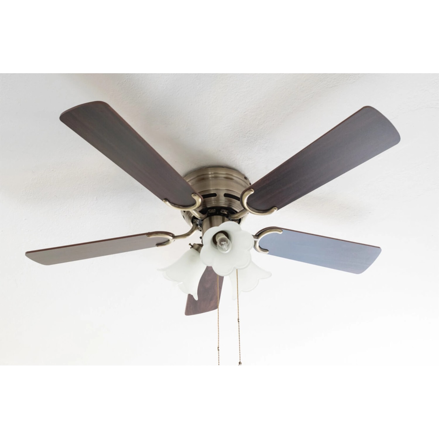 Extra flacher Deckenventilator Pepeo Kisa Deluxe mit Eiche/Walnuss Flügel und Beleuchtung in Messing Antik.