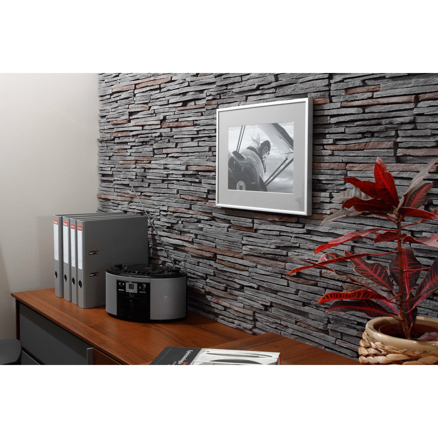 Wandgestaltung mit Stegu Verblender Venezia Anthrazit im Wohnraum, graue Steinoptik.