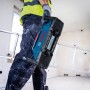 Bosch Professional GPB 18V-3SC Akku-Radio/Lautsprecher, getragen von einer Person auf einer Baustelle.