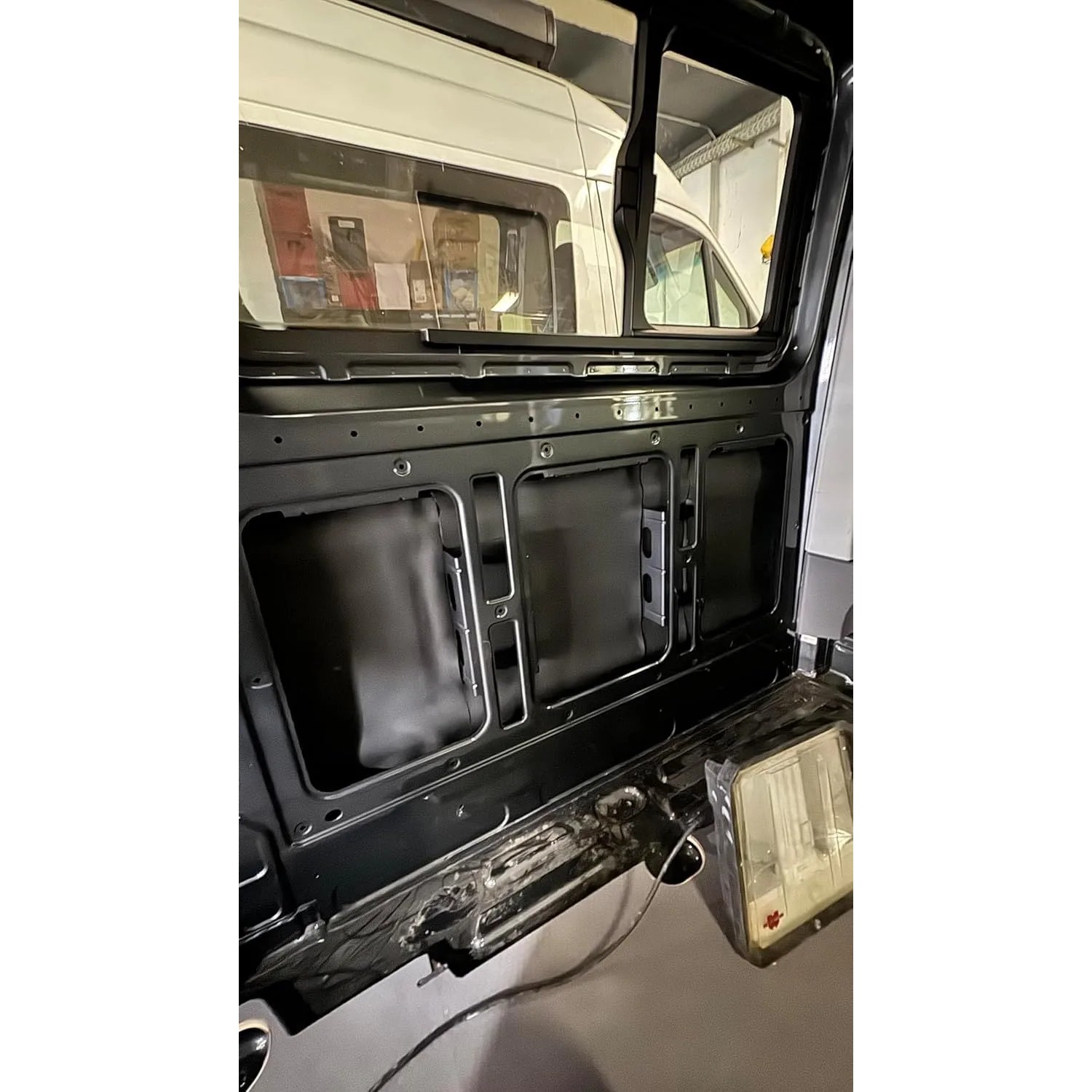 Innenraum eines Transporters mit Scorprotect Armaflex HOME Dämmplatten zur Wärmeisolierung.