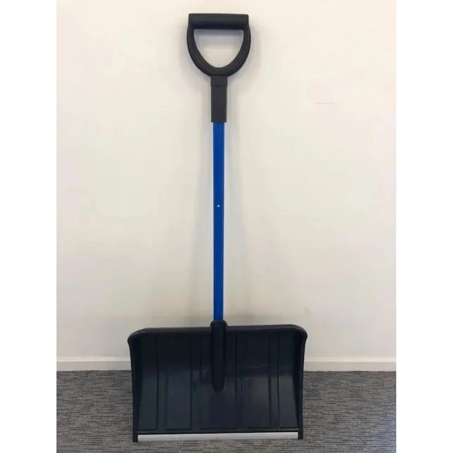 Westfalia Schneeschaufel teleskopierbar, blauer Stahlstiel, schwarze Kunststoffschaufel. Für Winterdienst.