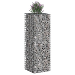 Silbernes vidaXL Gabionen Hochbeet (50x50x150cm) aus verzinktem Stahl, gefüllt mit Steinen.