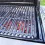 Char-Broil MADE2MATCH Kohleschale im Grill mit glühender Kohle. Grillutensil für Holzkohlegrills.