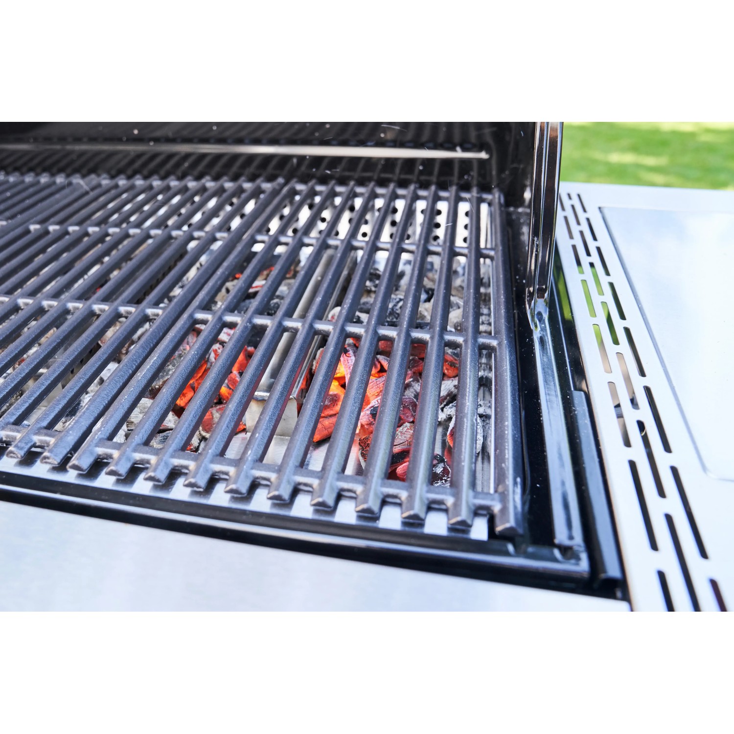 Char-Broil MADE2MATCH Kohleschale im Grill mit glühender Kohle. Grillutensil für Holzkohlegrills.