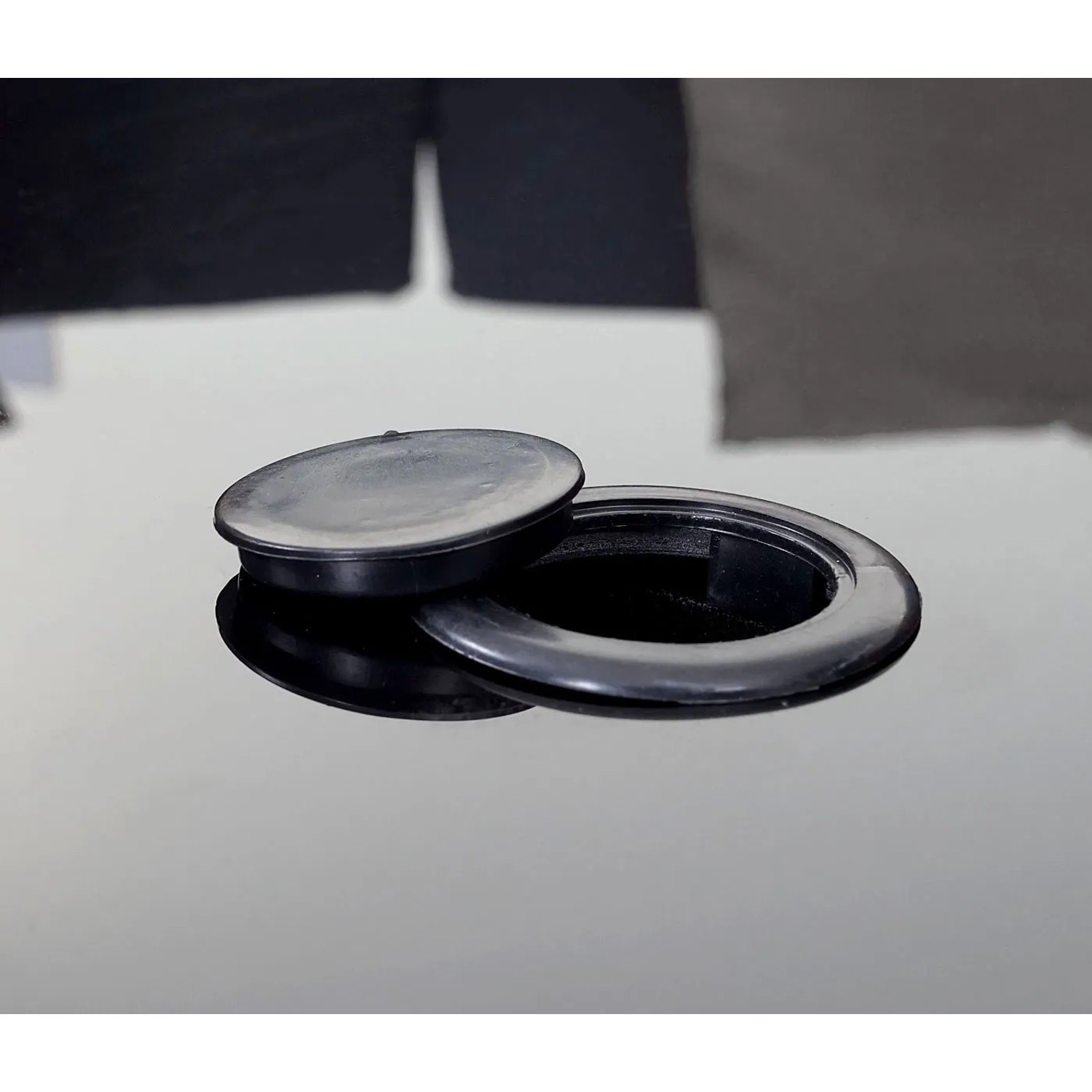 Detailaufnahme: Schwarze Abdeckung und Ring für MCW Poly-Rattan Lounge-Gartenmöbel.