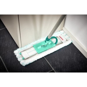 Leifheit Bodenwischer Profi Micro Duo in Aktion, reinigt Fliesenboden.