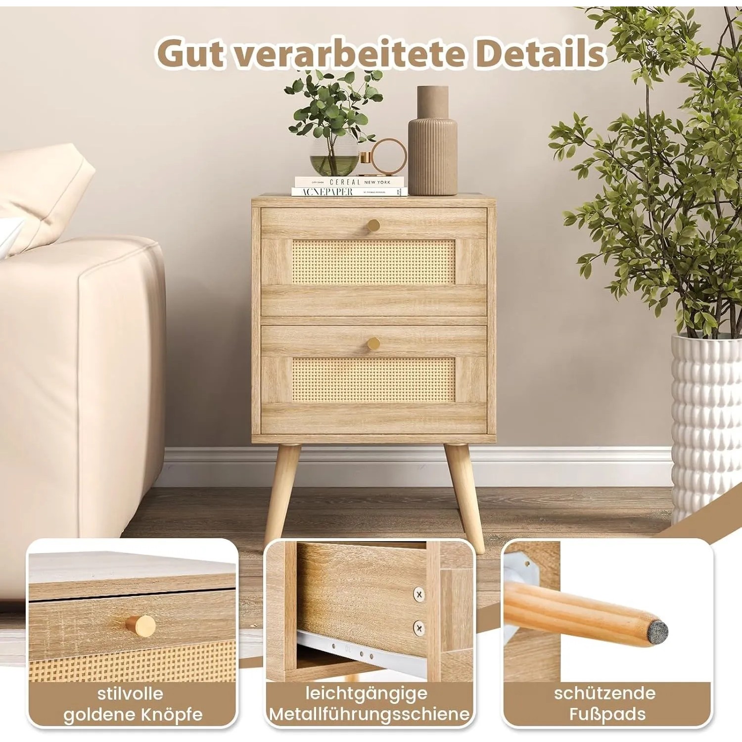 Heller Nachttisch mit 2 Rattan-Schubladen, goldenen Knöpfen und schrägen Holzbeinen. Modernes Schlafzimmermöbel.