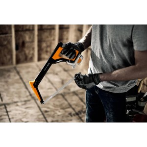 Fiskars Bügelsäge Pro TrueTension mit Ersatzblatt (24 TPI, 30 cm) in der Hand eines Handwerkers.