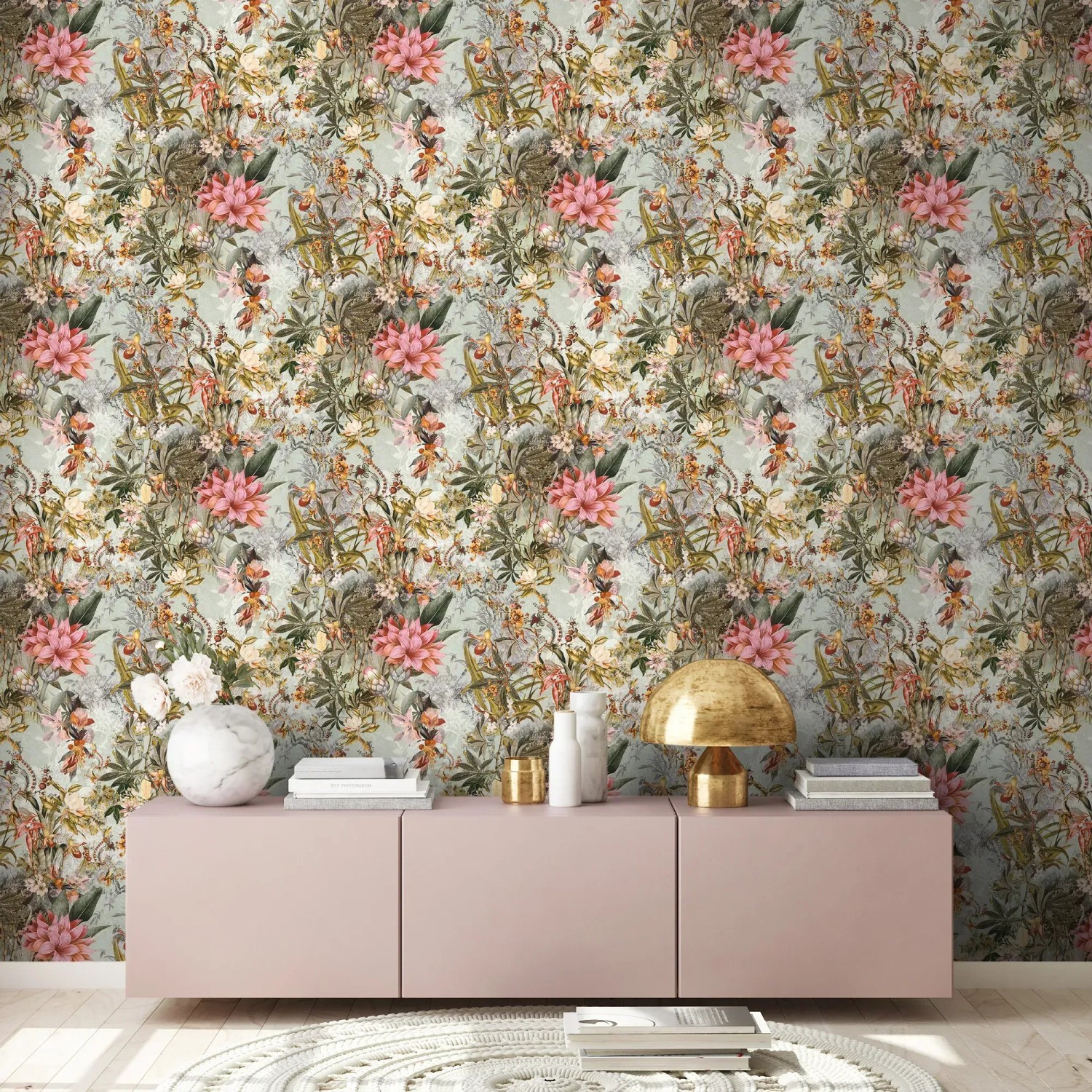 Vliestapete mit Blumenmuster in Grün und Rosa. Dekorative Tapete mit floralem Design.