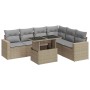 7-teilige Garten-Sofagarnitur aus beigem Rattan mit Tisch und grauen Kissen.