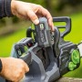 LUX-TOOLS Akku-Kettensäge: Einsetzen des Akkus in die Akku-Kettensäge der 1 PowerSystem Reihe.