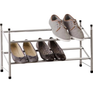 Verchromtes OBI Schuhregal mit zwei Ablagen, teilweise mit Schuhen bestückt.