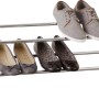 Verchromtes OBI Schuhregal mit zwei Ablagen, teilweise mit Schuhen bestückt.