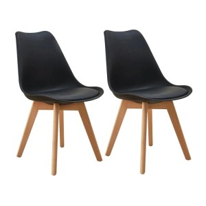 Zwei schwarze Svita Mats Esszimmerstühle mit Kunstleder-Sitz und hellen Holzbeinen. Modernes Stuhl-Set für Küche.