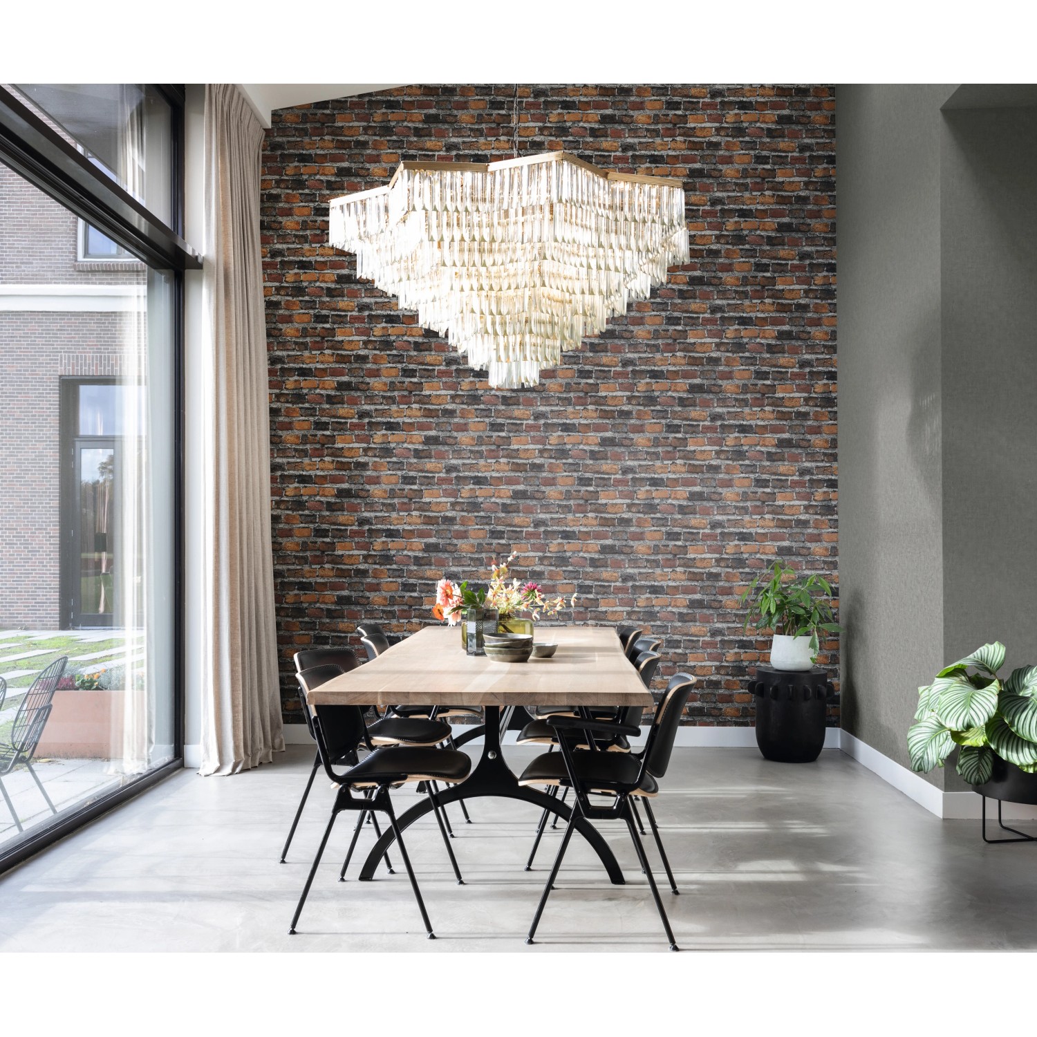 Wohnraum mit Rasch Vliestapete Factory IV 428063 in Steinoptik Terra an der Wand.