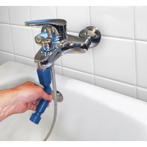 baliv Universal-Montageschlüssel 19in1 im Einsatz an einer Armatur im Badezimmer.