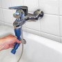 baliv Universal-Montageschlüssel 19in1 im Einsatz an einer Armatur im Badezimmer.