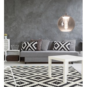 Moderne, anthrazitfarbene LED-Pendelleuchte Vaso von Näve über einem Wohnzimmer.
