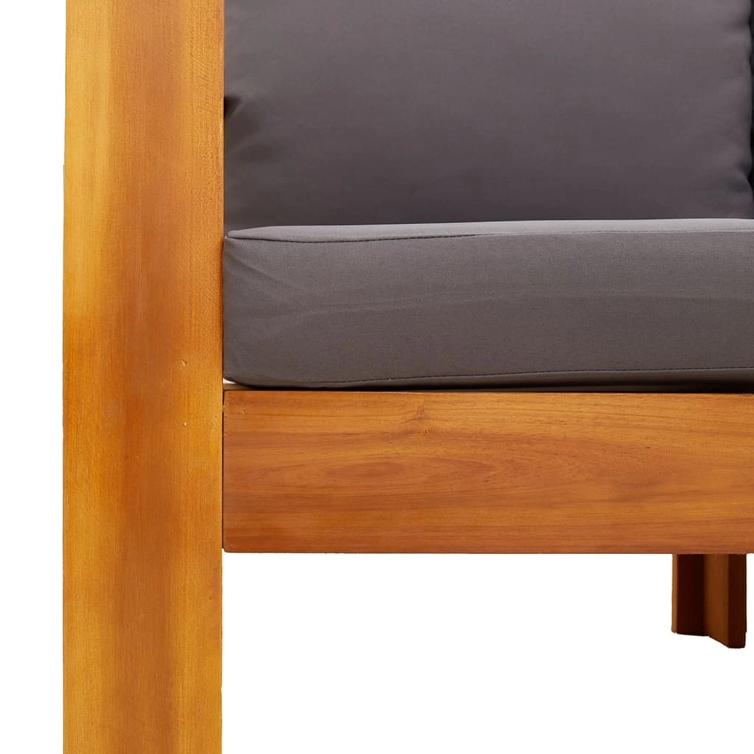 Detailaufnahme: Garten-Sofagarnitur aus Akazienholz mit grauen Kissen. Gemütliche Gartenmöbel für Terrasse und Garten.