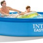Blaues Schwimmbecken Rund mit Familie im Garten, Planschbecken von Intex.