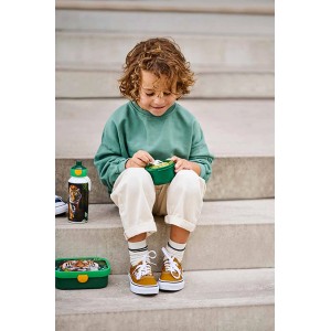 Mepal Campus Lunchset Little Farm: Brotdose, Trinkflasche und Obstbox mit Kind auf Treppe.