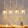 Vierflammige moderne Pendelleuchte mit Kristall-Glaselementen über Esstisch. Höhenverstellbare Hängeleuchte für Esszimmer.