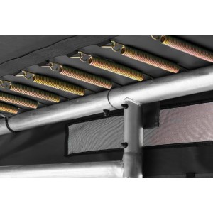 Detailaufnahme: Federn und Rahmen des schwarzen Salta Premium Ground Trampolins (366x244 cm).