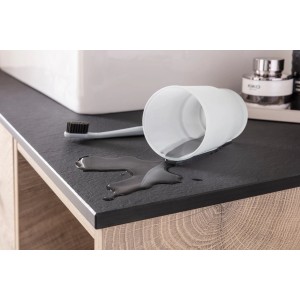 Fackelmann Waschtischplatte Oxford, 90,6 cm, in Schwarz mit Schieferstruktur, mit Wasser, Becher und Zahnbürste.