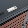 Dunkelgrauer Deckel einer Mülltonnenbox mit Zahlenschloss und Griff. Seitenwand in Walnuss-Holzoptik aus WPC.