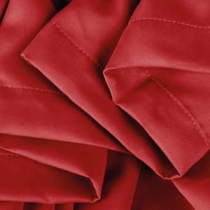 Rote Arsvita Verdunkelungsgardine Shadow, 270x245 cm, mit Universalband für Fenstervorhänge.