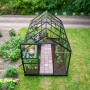 Schwarzes Halls Gewächshaus Popular 106 mit geöffneter Tür im Garten. 6,2 m² Fläche.