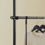 Detailaufnahme: Schwarzer, flexibler Teleskop Kleiderständer mit Kleiderstangen und Kleidung.