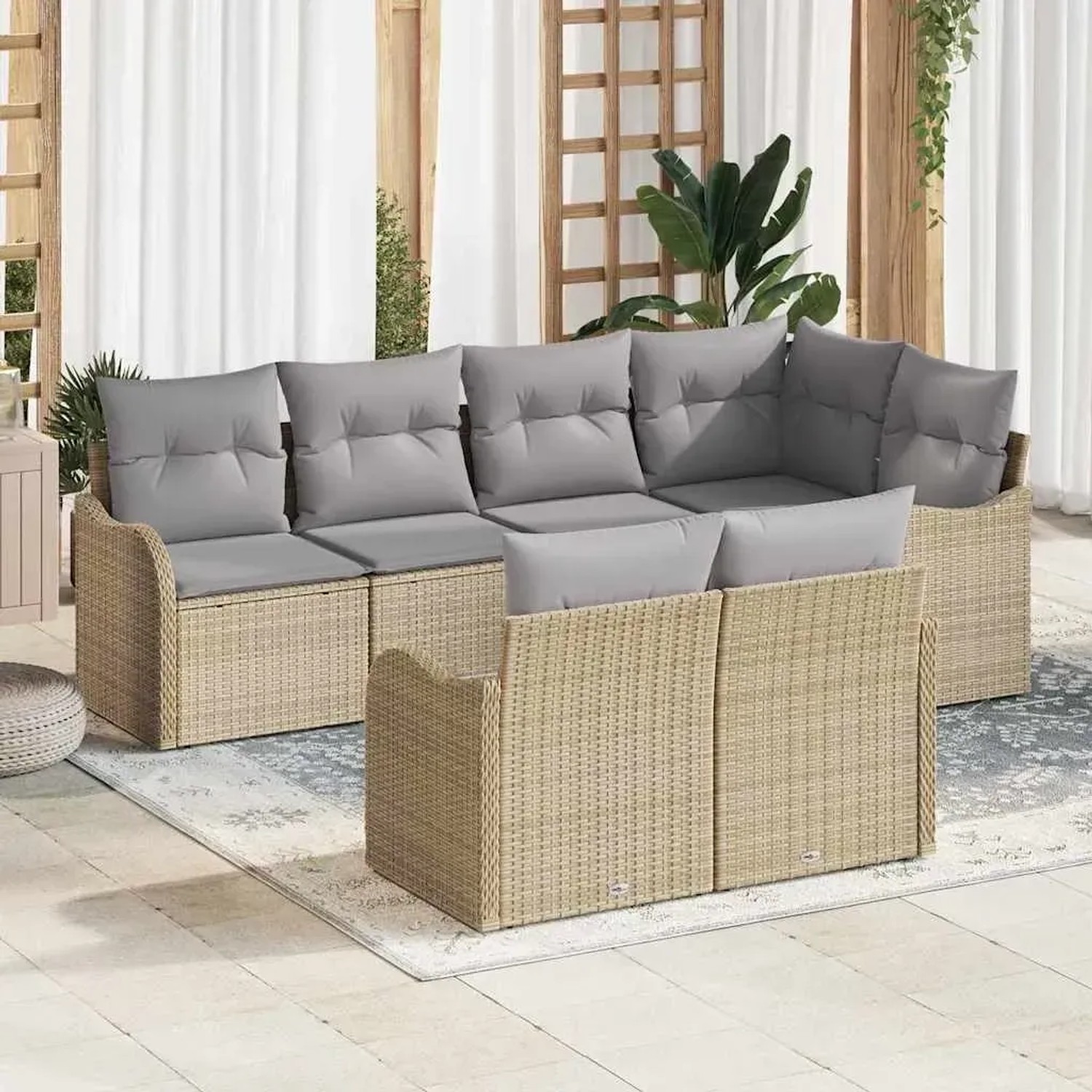 Beiges 7-teiliges Garten-Sofa-Set aus Poly Rattan mit grauen Kissen.