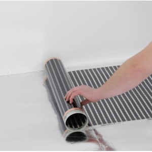 Verlegen der Heizfolie zur Fußbodentemperierung (130W/m²) auf einer reflektierenden Oberfläche.