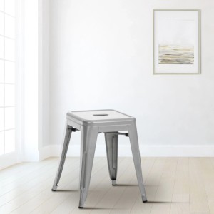 Silberner Metallhocker mit quadratischer Sitzfläche und Vierfußgestell. Moderner Hocker für Küche und Esszimmer.