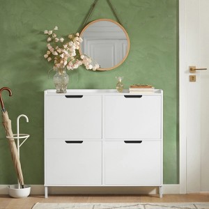 Weißer SoBuy Schuhkipper FSR100-W mit 4 Klappen als Schuhkommode im Flur.