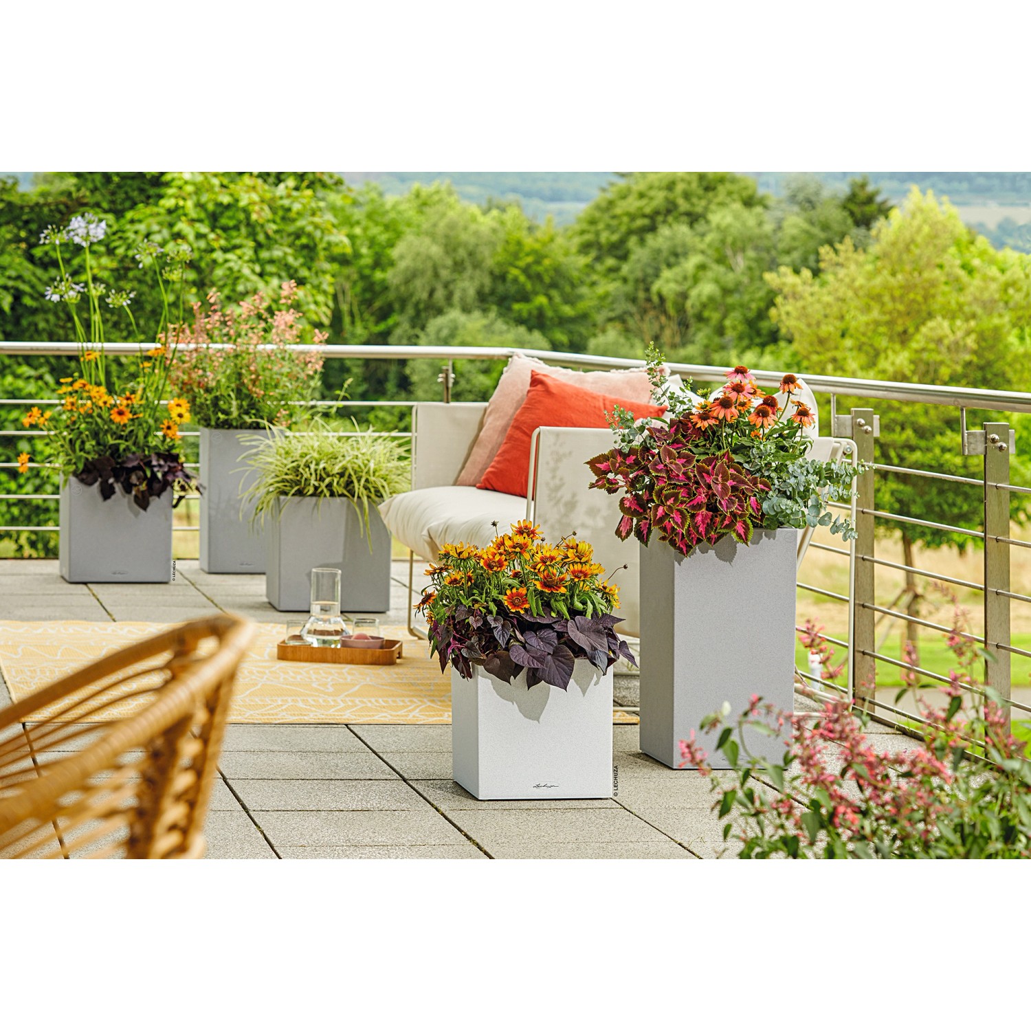 Lechuza Canto Stone low Pflanzkübel, steingrau, bepflanzt, auf Terrasse.