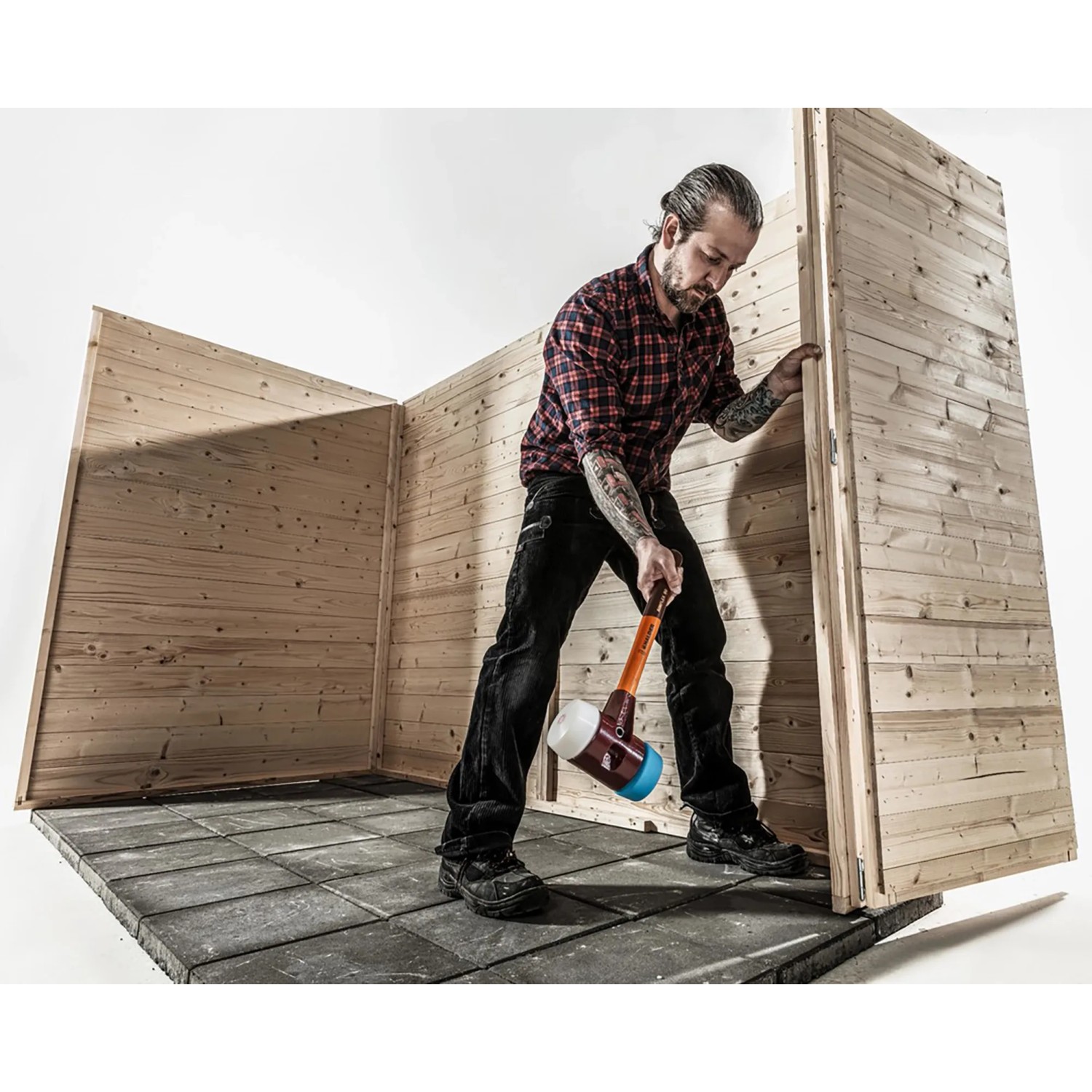 Mann arbeitet mit Halder Schonhammer Simplex (blau/weiß) an Holzwand.