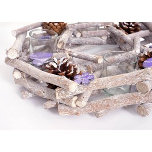 MCW Adventskranz aus Holz mit Teelichthaltern, Zapfen und lila Deko.