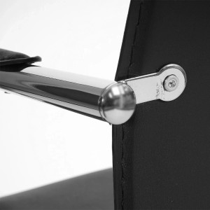 Detailaufnahme: Schwarzer MCW Esszimmerstuhl Perm (2er-Set) mit verchromtem Gestell.