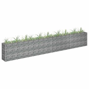 Langes Gabionen-Hochbeet aus verzinktem Stahl, gefüllt mit Steinen und bepflanzt.