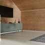 Raum mit Egger Decowall Wandverkleidung in Holzoptik und weißen Faltleisten als Übergang.