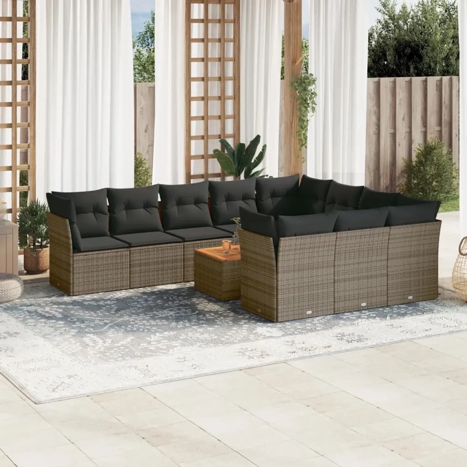 Graue 11-tlg. vidaXL Garten-Sofagarnitur aus Poly Rattan mit dunklen Kissen und Akazienholztisch.