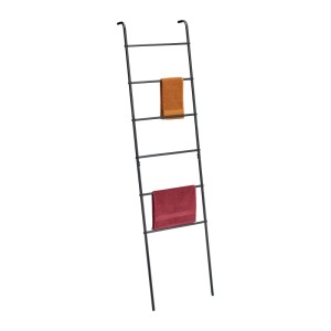 Schwarze Relaxdays Handtuchleiter aus Stahl mit 6 Sprossen und zwei Handtüchern.
